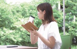 コーヒーなどを楽しみながら読書を（イメージ写真）