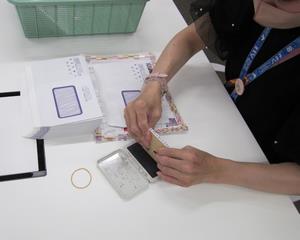 封筒や資料へのスタンプ押しの写真
