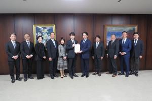 総務企画委員会手交式