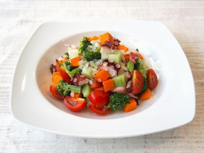 るごとブロッコリーといろいろ野菜のチョップドサラダ