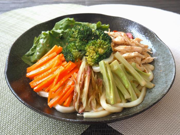 くきも皮も美味しく!具だくさんサラダうどん