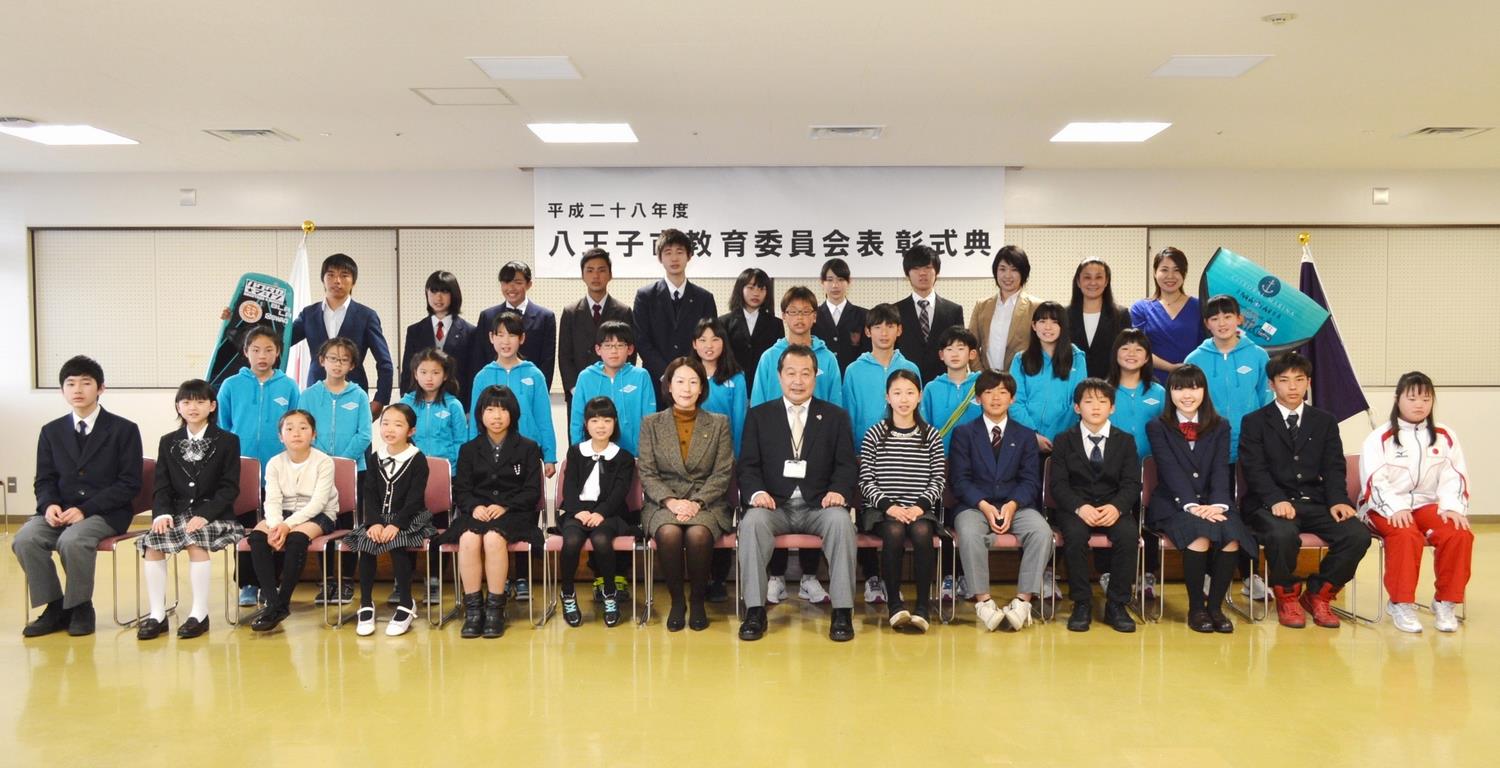 市役所での記念撮影(平成28年3月15日)