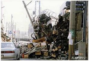 地震により倒壊した建物が道路を閉塞している