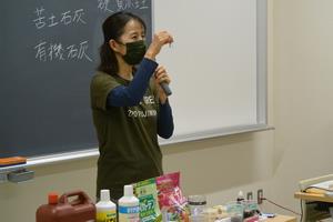 土の酸度計測の様子