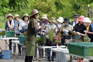 植付け方指導の様子