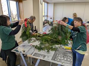 スワッグ作りの様子