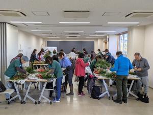 スワッグ作りの様子