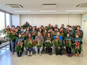 完成したスワッグを掲げて