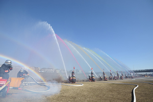 色鮮やかな一斉放水