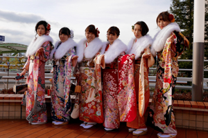 振袖姿の新成人ら